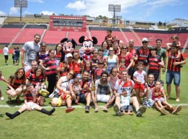 Atletas e sócios do Vitória interagem em comemoração ao Dia das Crianças