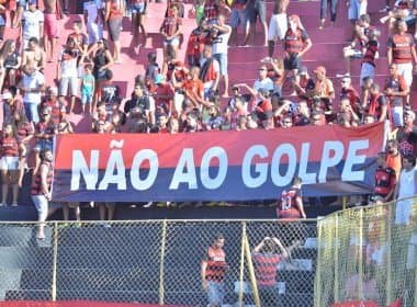 Torcedores do Vitória erguem faixa contra o impeachment no Barradão