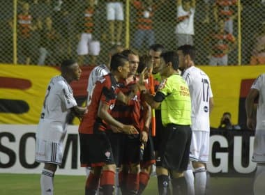 Gol anulado do Vitória gera reclamações e atletas culpam árbitro por empate