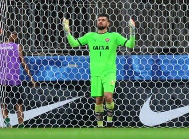 Fernando Miguel lamenta gol sofrido, mas valoriza triunfo contra o Coritiba