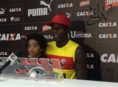 Zagueiro do Vitória leva o filho à coletiva: &#039;Está criando gosto pelo futebol&#039;