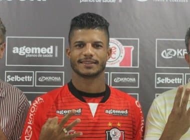 Sinval Vieira anuncia a contratação do lateral-direito Caíque