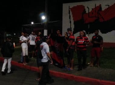 Grupo de torcedores do Vitória realiza protesto em frente ao Barradão