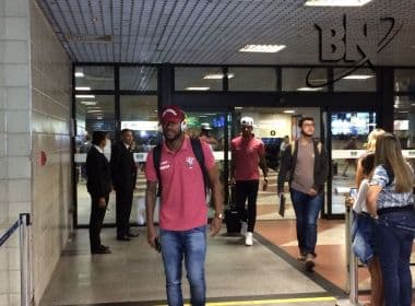 Vitória desembarca em Salvador após revés e atletas são liberados