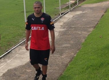 Por cláusula de contrato, Adriano desfalca Vitória contra o Grêmio