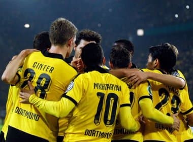 Dortmund supera falha do goleiro, goleia e avança na Copa da Alemanha