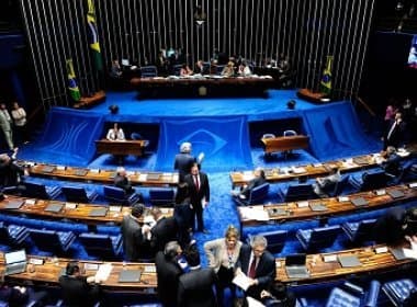 Senado e Câmara derrubam veto de Dilma a projeto de aposentadoria compulsória
