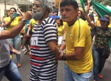 Deputado-delegado simula prisão de Lula durante protesto em Belém