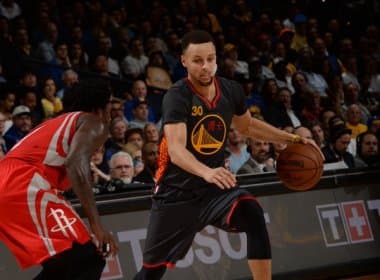 Com 35 pontos de Curry, Warriors bate Rockets e vence o 42º jogo seguido em casa