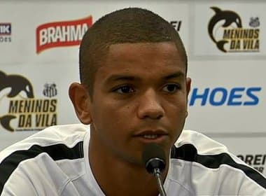 David Braz treina com bola e deve reforçar o Santos em clássico com o Palmeiras