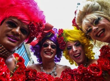 Parada gay em SP tem cartaz e gritos de &#039;Fora Temer&#039;