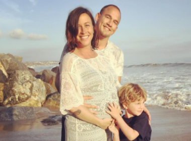 Alanis Morissette publica foto de sua filha recém-nascida, Onyx