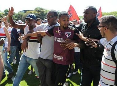 Torcedores fazem protesto e agridem atletas no CT do São Paulo