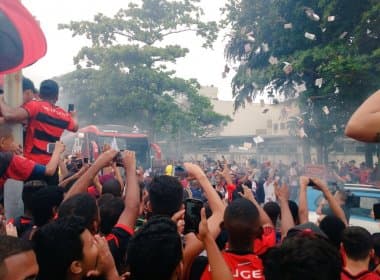 Torcida do Flamengo lota aeroporto para apoiar equipe antes de embarque
