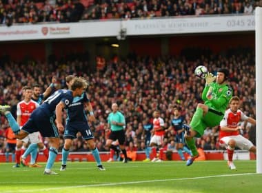 Arsenal aguenta pressão, empata com Middlesbrough e assume liderança do Inglês