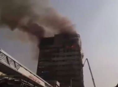 Edifício histórico do Irã pega fogo, desaba e pelo menos 30 bombeiros morrem