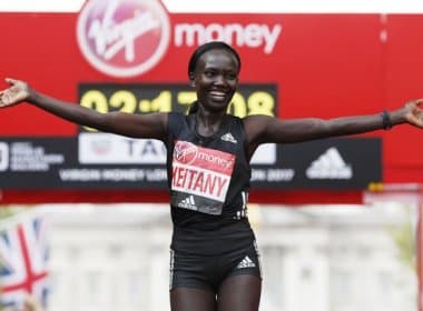 Queniana Mary Keitany vence Maratona de Londres e bate recorde mundial