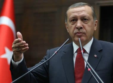 Turquia determina demissão de 4 mil funcionários públicos e bloqueia Wikipedia
