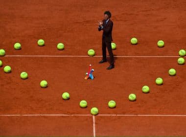 Homenageado, Guga celebra história em Roland Garros: 'Só posso agradecer'