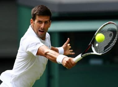 Rival desiste no 2º set e Djokovic estreia com vitória em Wimbledon