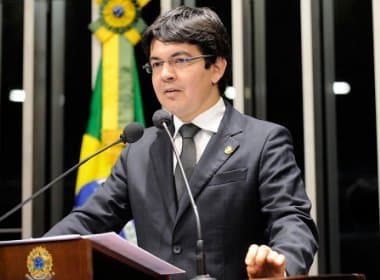 PSOL aprova pré-candidatura de Randolfe à Presidência