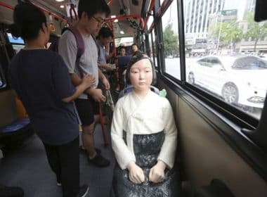 Coreia do Sul instala estátuas de 'mulheres conforto' em ônibus