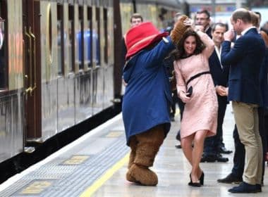 Kate Middleton dança com mascote em evento de caridade em Londres