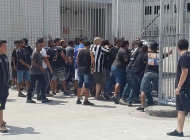 Grupo de torcedores invade Engenhão e Botafogo cancela treinamento neste sábado