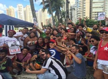 Manifestantes fazem churrasco em frente ao tríplex do Guarujá