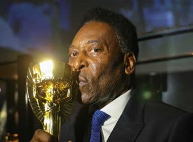 Pelé cancela viagem à Rússia por problema no joelho e CBF adia homenagem