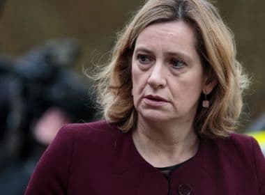 Ministra britânica renuncia após polêmica com imigrantes