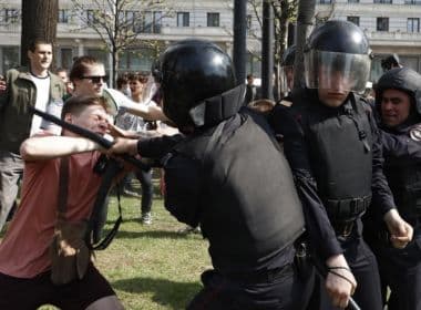 Polícia prende mais de mil pessoas na Rússia em protestos contra posse de Putin