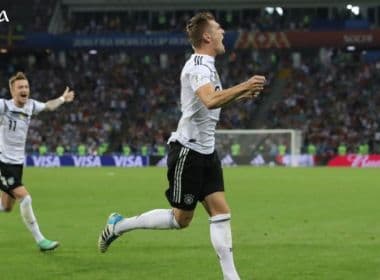 Com um a menos, Alemanha marca no final, vira sobre a Suécia e segue viva na Copa