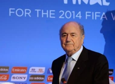 Blatter diz que árbitro acertou em pênalti sobre Fred