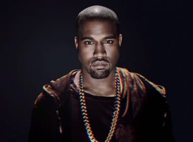 Kanye West pede que fãs deficientes físicos fiquem de pé durante show
