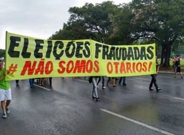 Protesto contra Dilma reúne 500 em frente ao Congresso