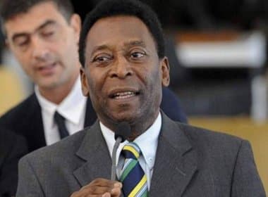 Em rede social, Pelé tranquiliza fãs e diz estar bem