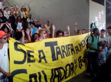Manifestantes protestam contra aumento da tarifa de ônibus na Estação da Lapa