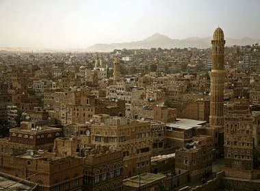 Ataques aéreos liderados pela Arábia Saudita atingem a capital do Iêmen