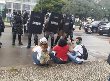 Professores e PM entram em confronto em protesto no Paraná