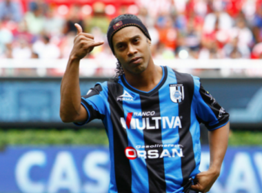 Ronaldinho é sacado no 1º tempo e deixa estádio com jogo em andamento no México