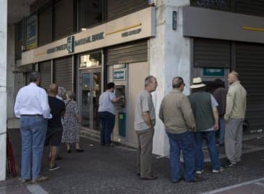 Grécia proíbe cartões, limita saques e derruba preço do euro