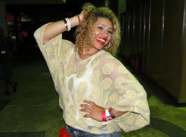 Carlinhos Brown finge não conhecer Aila Menezes, sua ex-backing vocal e participante do The Voice