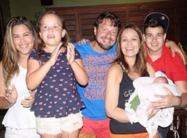 Solange Almeida posa com marido e quatro filhos