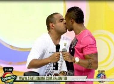 Alex Max, do Saiddy Bamba, tasca beijo no apresentador Alex Lopes, da TV Aratu