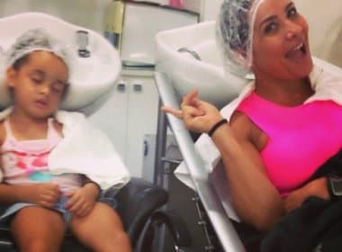 Scheila Carvalho posta foto com filha em salão de beleza: ‘cuidar da beleza cansa’