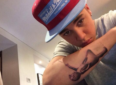 Justin Bieber faz tatuagem com referência a Banksy