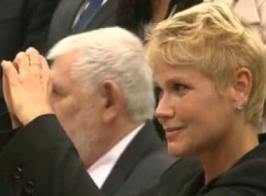 Deputado evangélico hostiliza Xuxa em votação e apresentadora faz coração com as mãos