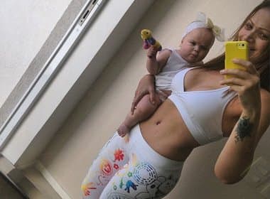 Solange Almeida mostra barriga sarada em foto com a filha caçula