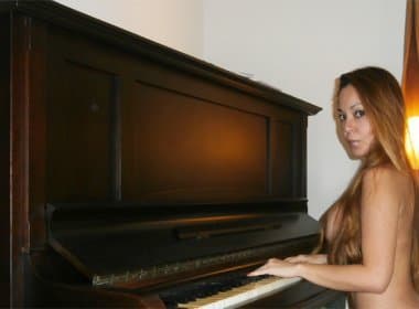 Pianista sexy, Suzy grava ‘Tempo de Alegria’ e manda força para a Seleção Brasileira